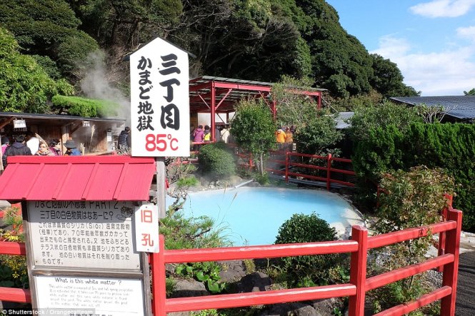 Bảng cảnh báo cảnh báo du khách không được tắm ở hồ này vì nhiệt độ cao