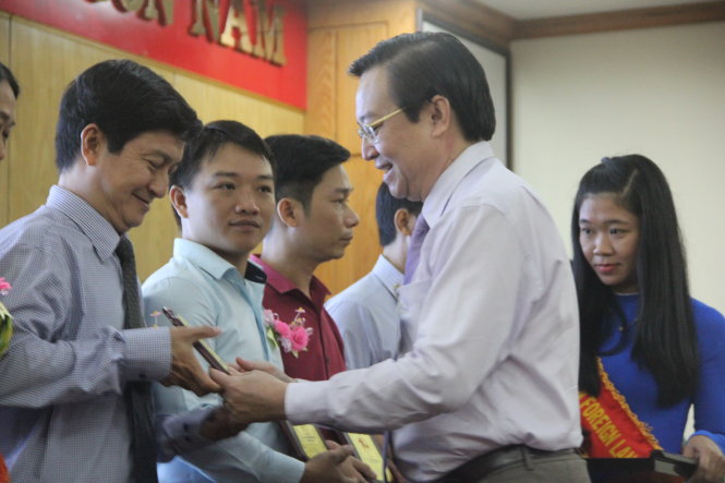 Ông Lê Hồng Sơn, giám đốc Sở GD-ĐT TP.HCM, trao giấy khen và biểu tượng 