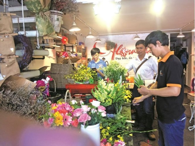 Nhiều người tới đặt mua hoa sớm 2-3 ngày trước dịp lễ 20-11 đang đến gần                                                                                 Ảnh: HẢI VƯƠNG