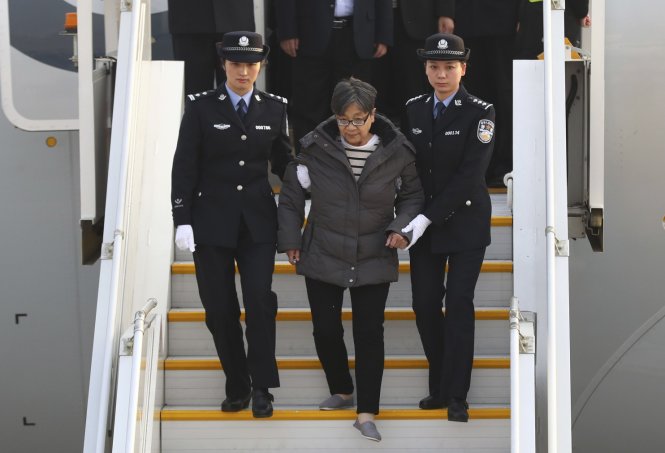Bà Dương bước xuống sân bay Bắc Kinh hôm 16-11 - Ảnh: THX