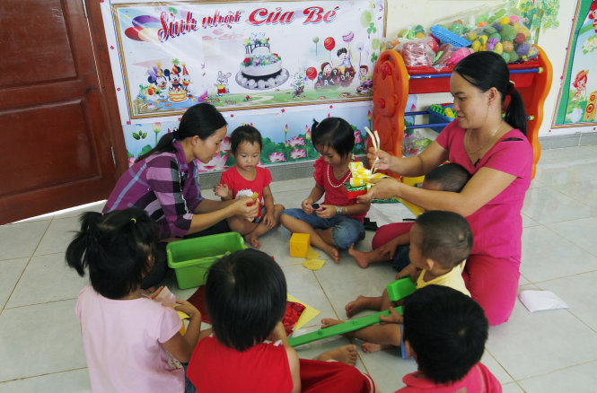 Cô Hoàng Thị Thắm (trái) và cô Hoàng Thị Hiếu cùng các học sinh ở Trường mầm non - tiểu học Hoa Phong Ba - Ảnh: NAM TRẦN