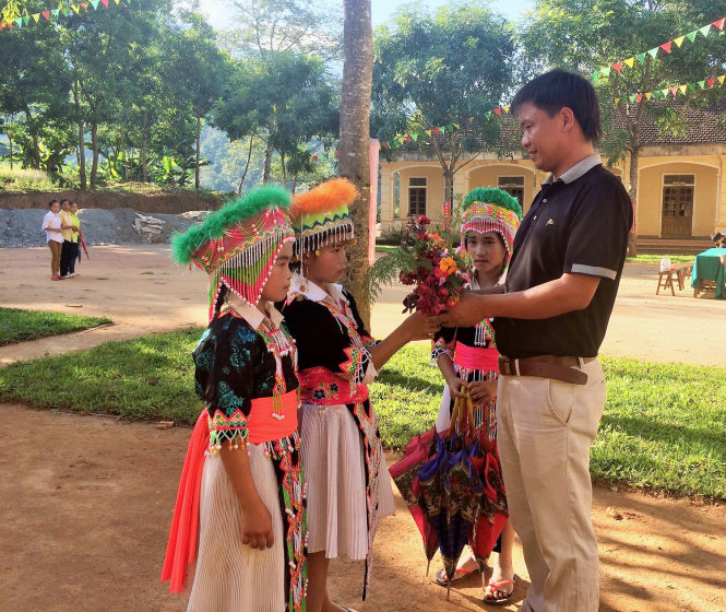 Những cô bé học sinh người Mông tặng hoa rừng cho thầy giáo nhân ngày 20-11 - Ảnh: ĐÀO THỌ
