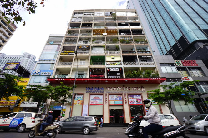 Chung cư 42 Nguyễn Huệ, P.Bến Nghé (Q.1, TP.HCM) treo đầy bảng hiệu cửa hàng quần áo, quán cà phê, quán cơm - Ảnh: QUANG ĐỊNH