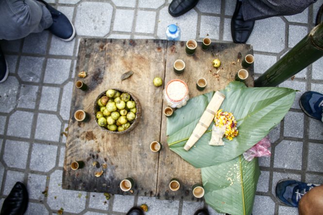 Một “mâm tiệc” gồm rượu thóc, táo mèo và xôi ngũ sắc mời khách của chủ nhà người Mông Sơn La - Ảnh: NAM TRẦN