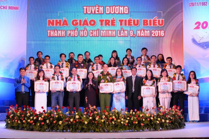 Tuyên dương các điển hình là giáo viên Đại học - Ảnh: Hữu Khoa