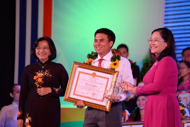 Bà Nguyễn Thị Lệ và bà Thân Thị Thư trao tặng bằng khen của Trung ương Đoàn cho giáo viên gương điển hình được tuyên dương 3 năm liền - Ảnh: Hữu Khoa