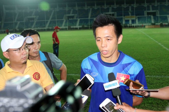 Văn Quyết trả lời phỏng vấn của truyền thông VN sau buổi tập. Ảnh: N.K