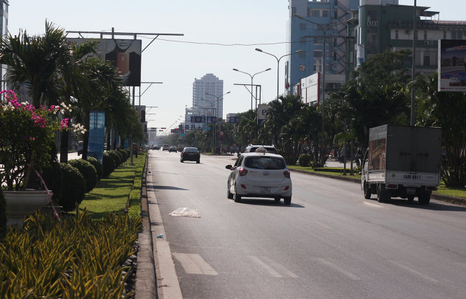 Hệ thống đèn nghệ thuật với kinh phí đầu tư gần 15 tỉ đồng để trang trí dọc tuyến đường Lê Hồng Phong, TP Hải Phòng đã được tháo bỏ hoàn toàn sau gần 2 năm hoạt động kém hiệu quả - Ảnh: Tiến Thắng