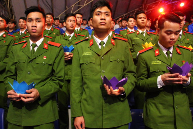 Các chiến sĩ thắp nến hoa đăng tưởng niệm các nạn nhân - Ảnh: Hà Thanh