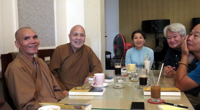 Tác giả Thích Phước An (thứ 2 từ trái) cùng trò chuyện với nhà nghiên cứu Bùi Văn Nam Sơn (thứ 2 từ phải) - Ảnh: L.Điền
