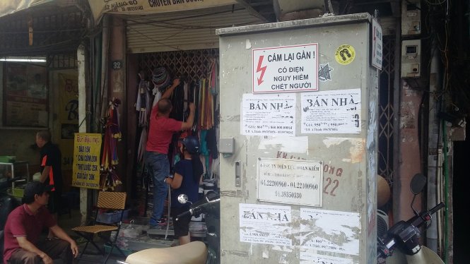 Cửa hàng kinh doanh, nhà dân trên phố Hàng Bồ nằm cạnh một “quả bom nổ chậm” - Ảnh: Quang Thế