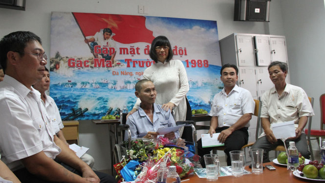 Bà Nguyễn Thị Anh Đào - chủ tịch HĐQT trường ĐH Đông Á trao quà tặng 7 cựu binh Gạc Ma - Ảnh: ĐOÀN CƯỜNG