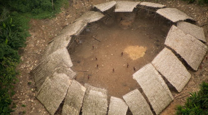 Hình ảnh ngôi nhà lớn của một nhóm người thuộc bộ lạc Yanomami ở vùng rừng rậm Amazon thuộc Brazil