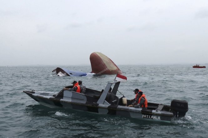 Lực lượng cứu hộ Indonesia tìm người bị nạn trong một vụ chìm tàu - Ảnh: IBTimes