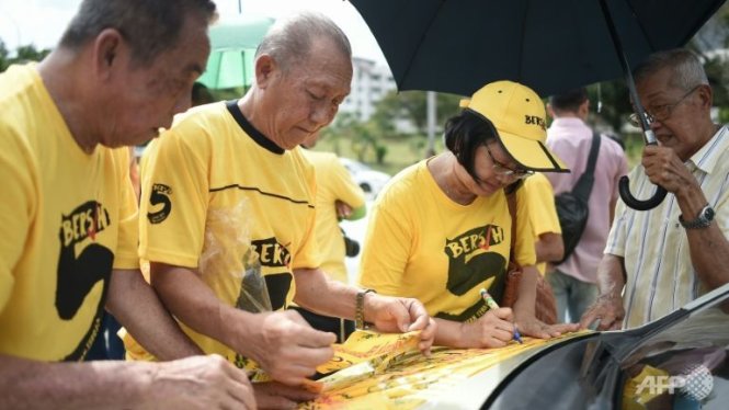 Các nhà hoạt động Bersih cho biết mọi người dân đều nghe về bê bối 1MDB nhưng không ai hiểu chuyện gì đã xảy ra trong bê bối này - Ảnh: AFP