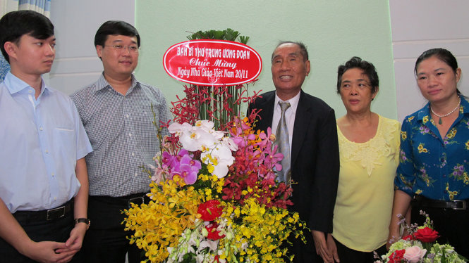 Anh Lê Quốc Phong, Bí thư thứ nhất Trung ương Đoàn (thứ hai từ trái
sang) tặng hoa nhà giáo ưu tú Nguyễn Ngọc Ký -  Ảnh: K.ANH