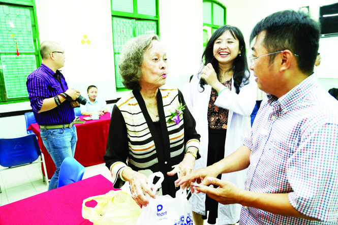 Ngoài việc khám bệnh, bác sĩ Huỳnh Thị Thanh Trang (cựu học sinh niên khóa 1980-1983, hiện công tác tại Bệnh viện Trưng Vương) cũng dành thời gian thăm hỏi tình hình cuộc sống của các cựu giáo viên