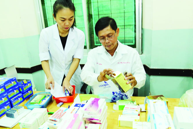 Cựu học sinh, dược sĩ Ngô Thiên Tùng chuẩn bị thuốc cho các cựu giáo viên trong ngày họp mặt