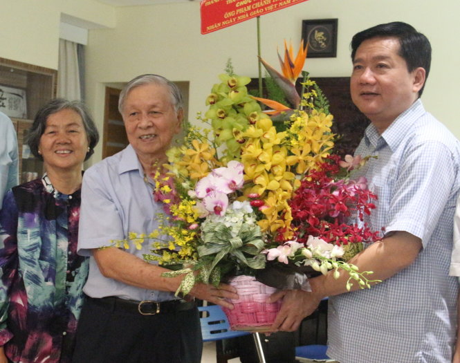 Bí thư Thành ủy Đinh La Thăng (phải) tặng hoa cho ông Phạm 
Chánh Trực - Ảnh: Minh Phượng