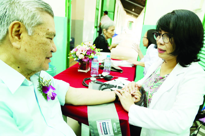 Bác sĩ Đỗ Thị Phương Nga, cựu học sinh, khám bệnh cho thầy Quang Xuân, cựu giáo viên môn sinh vật
