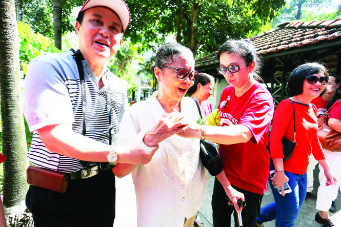 Các cựu học sinh niên khóa 1983-1986 đón mừng cô Nguyễn Thị Bích Trâm, cựu giáo viên, trong ngày họp mặt