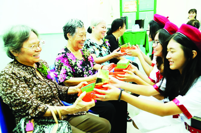 Học sinh Trường THPT Lê Quý Đôn tặng thuốc do các cựu học sinh tài trợ cho các cựu giáo viên trong ngày họp mặt kỷ niệm Ngày nhà giáo Việt Nam