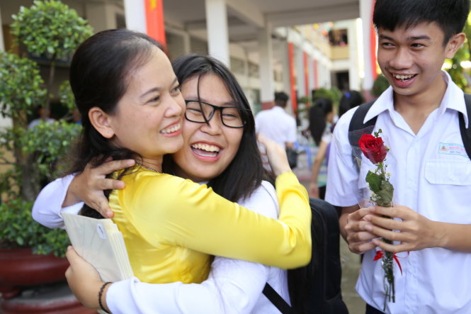 Học sinh Trường THPT Nguyễn Khuyến (Q.10, TP.HCM) tặng hoa cho cô giáo nhân Ngày nhà giáo VN - Ảnh: NHƯ HÙNG