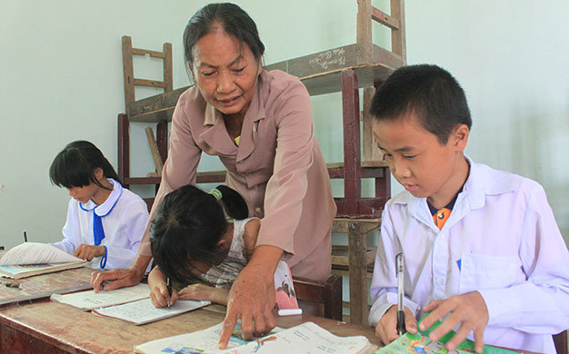 Hằng ngày cô giáo Nguyễn Thị Thông (xã Ngư Lộc, huyện Hậu Lộc, Thanh Hóa) vẫn miệt mài dạy học miễn phí cho trẻ em nghèo tại lớp học tình thương - Ảnh: Hà Đồng