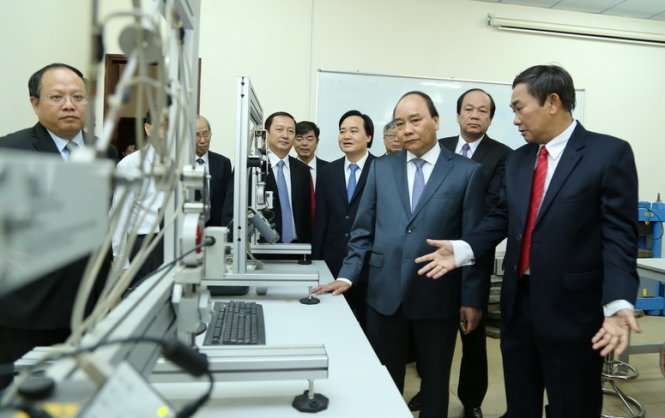 Thủ tướng Nguyễn Xuân Phúc đến thăm  và làm việc với Trường ĐH Quốc tế (ĐHQG TP.HCM) sáng 20-11 - Ảnh: NHƯ HÙNG