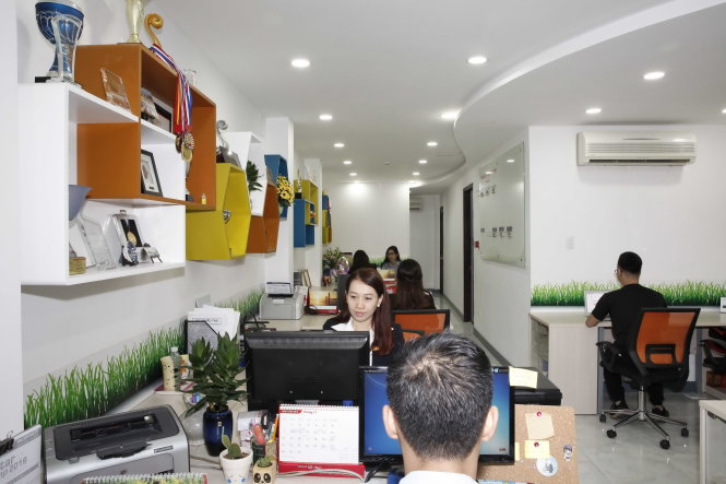 Khu vực làm việc của đội ngũ nhân viên tư vấn chuyên nghiệp, được thiết kế theo dạng Văn phòng mở. Ảnh: Minh Đức