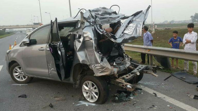 Toàn bộ phần sau của chiếc xe Toyota Innova bị hư hỏng nặng. Vụ tai nạn làm 4 người tử vong - Ảnh: CTV