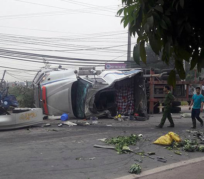 Hiện trường vụ tai nạn tại khu vực cầu Thái Hoà, xã Thái Hoà, huyện Ba Vì làm 2 người chết - Ảnh: CTV