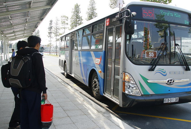 Các “xe buýt xanh” tại Bình Dương có sẵn wifi phục vụ hành khách - Ảnh: Xuân An