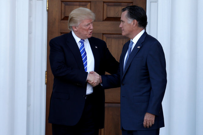 Ông Trump bắt tay cựu thống đốc Mitt Romney của Massachusetts ngày 20-11 - Ảnh: Reuters