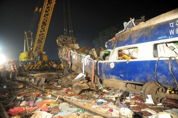 Xe cẩu được điều đến hiện trường vụ lật tàu lửa - Ảnh: AFP