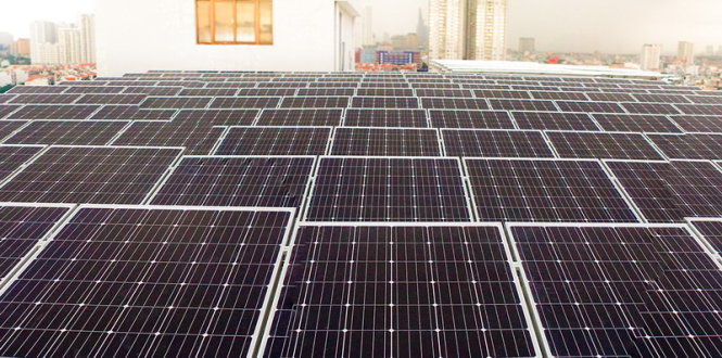 Toàn cảnh hệ thống cung cấp điện từ năng lượng mặt trời  tại Trường ĐH Tôn Đức Thắng - ảnh: N.T