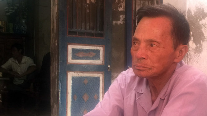 Ông Tạ Văn Minh (69 tuổi), ông nội của cháu T. T. T ngồi bần thần kể về vụ việc - Ảnh: THÂN HOÀNG
