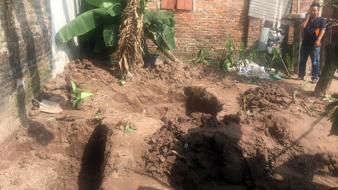 Khu vực phát hiện 2 thi thể được chôn trong nhà nghi phạm - Ảnh: THÂN HOÀNG