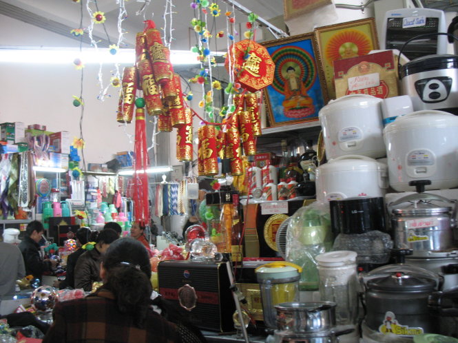 Ảnh: Nhiều mặt hàng Trung Quốc bán tại một chợ ở Lạng Sơn. Ảnh: Anh Đức