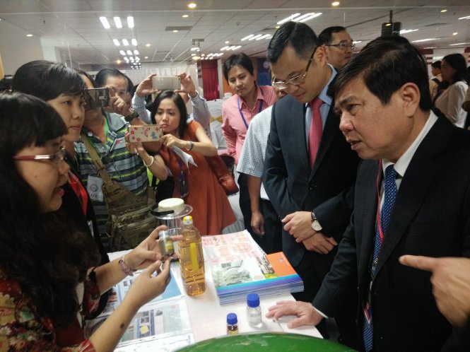 Chủ tịch Nguyễn Thành Phong (phải) nghe giới thiệu về các sản phẩm của các doanh nghiệp trong Khu công nghệ cao. - Ảnh: Đức Thiện