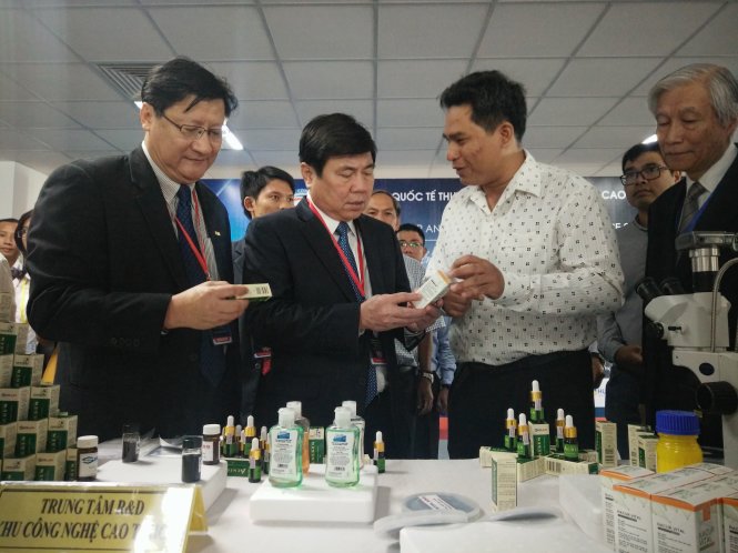 Chủ tịch Nguyễn Thành Phong (thứ hai từ trái sang) xem sản phẩm nghệ nano của Trung tâm R&D, Khu công nghệ cao TP.HCM. - Ảnh: Đức Thiện