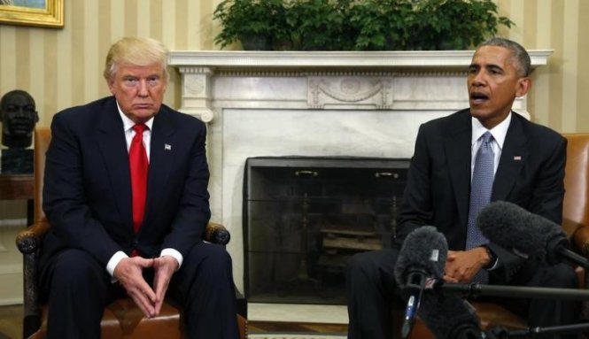 Tổng thống Obama trò chuyện với tổng thống đắc cử Donald Trump tại Phòng Bầu dục của Nhà Trắng tại Washington ngày 10-11 - Ảnh: Reuters