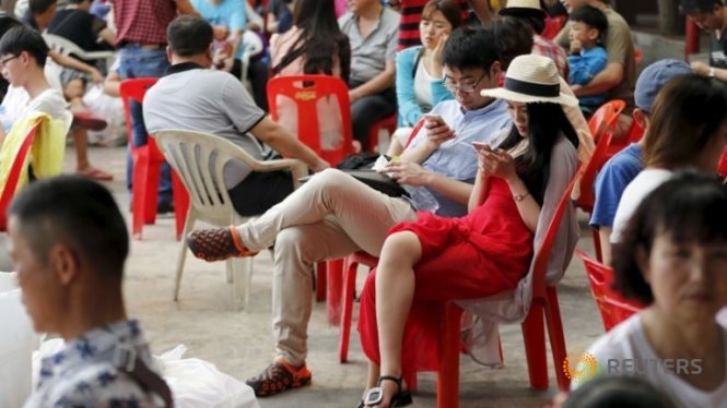 Du khách Trung Quốc đang chờ thuyền tại bến sông Chao Phraya ở Bangkok - Ảnh: Reuters