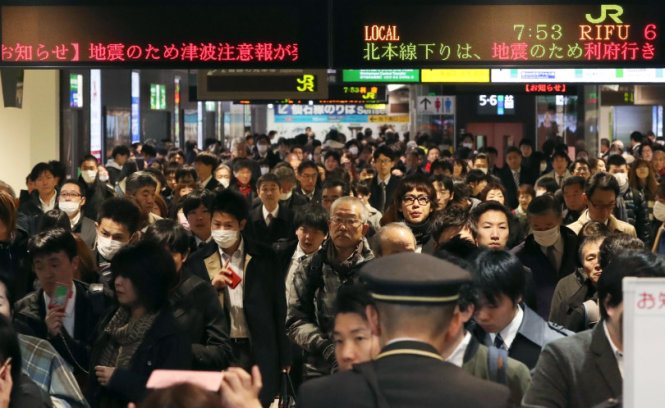 Hành khách ở ga Sendai, thành phố Sendai, tỉnh Miyagi không chen lấn hoảng loạn khi động đất - Ảnh: AP
