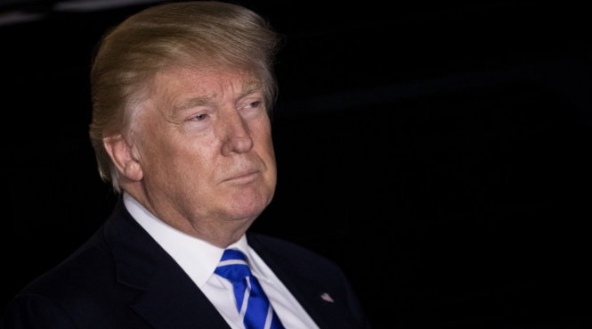 Tổng thống đắc cử Donald Trump lắng nghe các câu hỏi của báo chí sau một cuộc họp ở Bedminster  hôm 19-11 - Ảnh: REUTERS