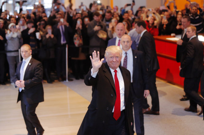 Tổng thống đắc cử Donald Trump vẫy tay chào mọi người tại sảnh tòa nhà báo New York Times - Ảnh: Reuters
