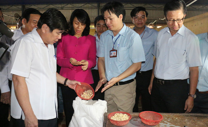 Ông Nguyễn Thành Phong – Chủ tịch UBND TP.HCM – thăm cơ sở sản xuất của Trung tâm Giáo dục-Lao động xã hội Phú Nghĩa (Bình Phước) - Ảnh: YẾN TRINH