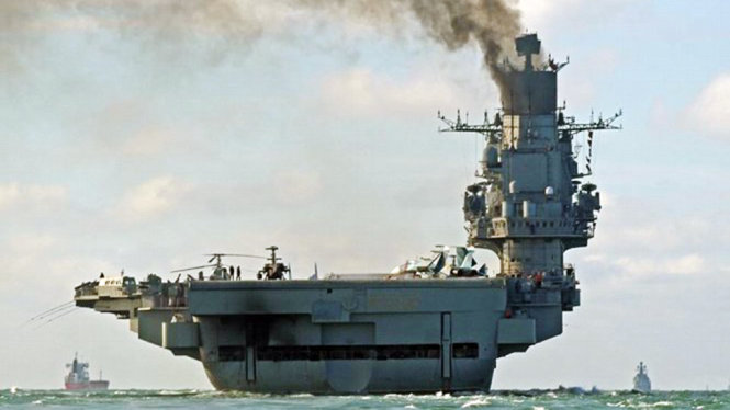 Tàu sân bay Đô đốc Kuznetsov (nhìn từ phía sau) di chuyển với cột khói ngút trời Nguồn: Daily Mail