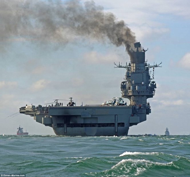Tàu sân bay Đô đốc Kuznetsov (nhìn từ phía sau) di chuyển với cột khói ngút trời - Nguồn: Daily Mail