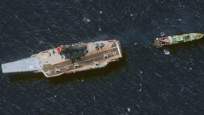 Tàu sân bay Đô đốc Kuznetsov được lai dắt bởi tàu kéo - Nguồn: YouTube